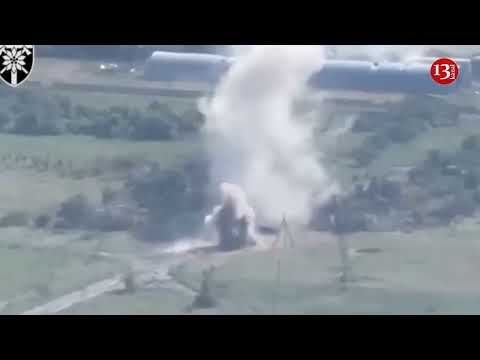 “☢️ Witness the Brutal Ambush: Drone Footage Shows Ukrainian Troops Bombing 342 Russian Soldiers in Trenches 🔫
