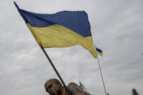 Ukraine drone war: Raw footage reveals devastating strikes & chilling innovation.  Witness kamikaze drones, strategic attacks, & desperate defenses. 🇺🇦 Learn more!